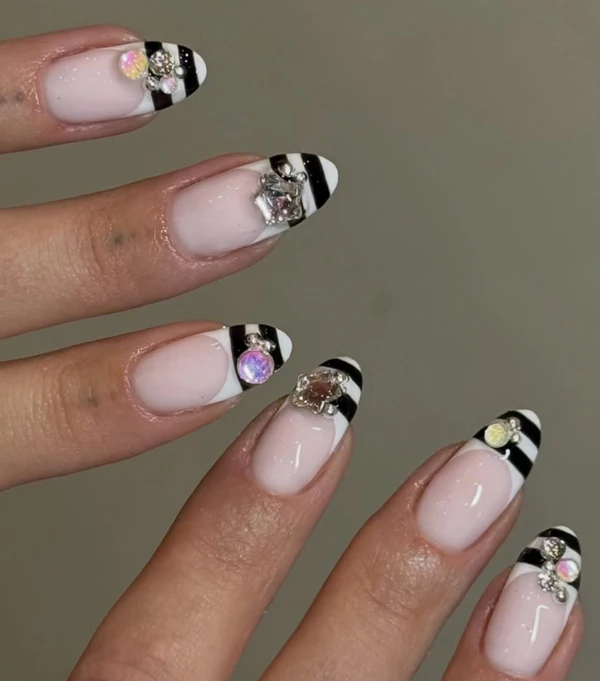 <a href="https://www.instagram.com/p/DTu-_IACG9o/?img_index=1">Doki Nails</a>