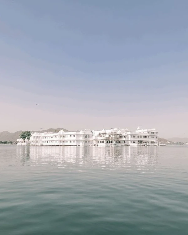 7 Extraordinary Honeymoon Hotels Around the World