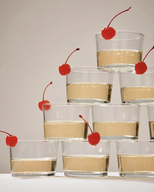 40 Trendy Ideas for Serving Your Wedding Cocktails