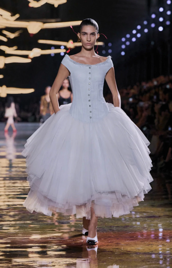 <a href="https://www.chanel.com/gb/fashion/p/27S-PODIUM-016/look-16/">Chanel</a>