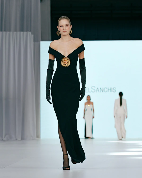 <a href="https://www.instagram.com/isabelsanchiscostura/">Isabel Sanchis</a>, Photography: <a href="https://www.instagram.com/tiposnet/">Tipos</a>