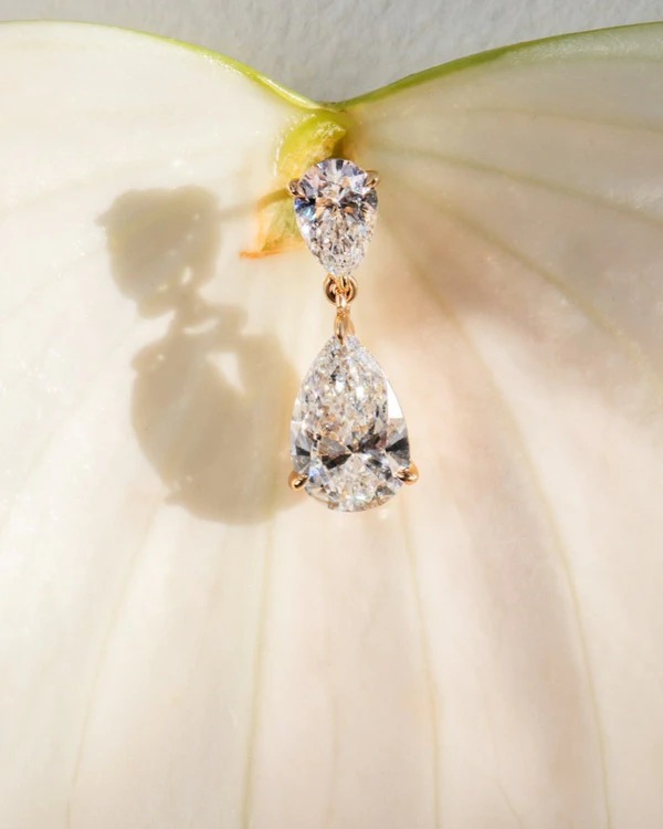 <a href="https://www.instagram.com/sophieratner_jewelry/p/DWhKusgkZF5/">Sophie Ratner</a>
