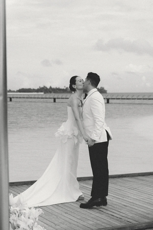 10,000 Lilies & Turquoise Waters Framed This Dreamy Beach Wedding in the Maldives