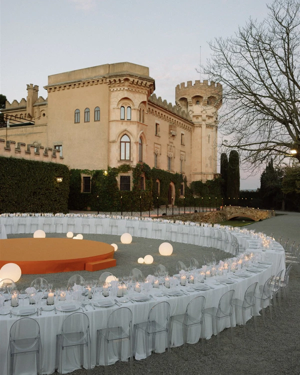 A Vibrant & Artistic Barcelona Wedding Amongst an Iconic Gaudi Masterpiece & Castle Garden — photo 2