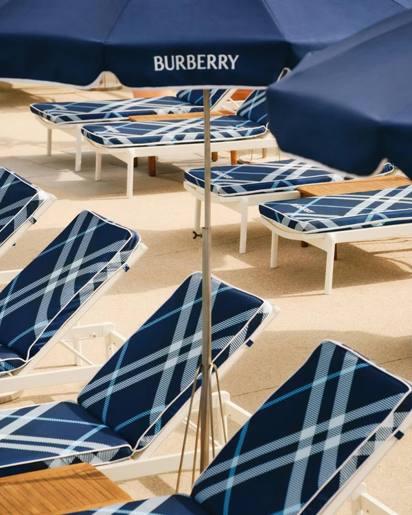 <a href="https://www.instagram.com/p/DYbyqKpgKEV/?img_index=1">Burberry</a>