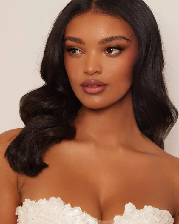 <a href="https://www.instagram.com/kellydawnmakeup/p/DGQ3NzmNK6V/">Kelly Dawn</a>, Photography: <a href="https://www.instagram.com/hazel.hurley/">Hazel Hurley</a>