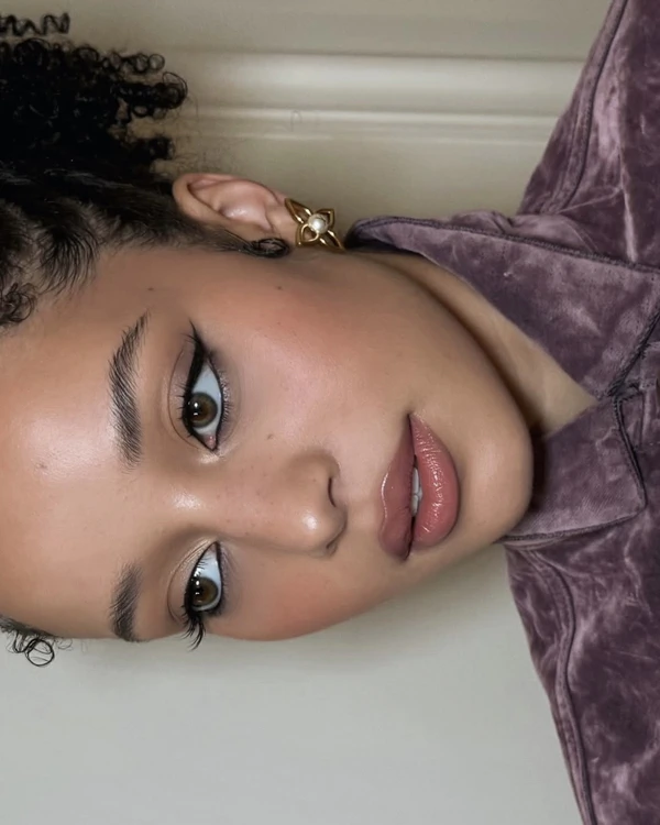 <a href="https://www.instagram.com/p/DVtOWFyiEL0/?img_index=1" target="_blank">Amber D Makeup</a>