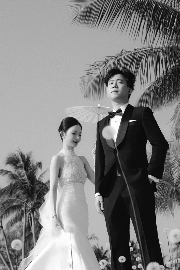 A Cinematic Beach Wedding in Vietnam with a Sunset Ceremony Framed by Dandelions