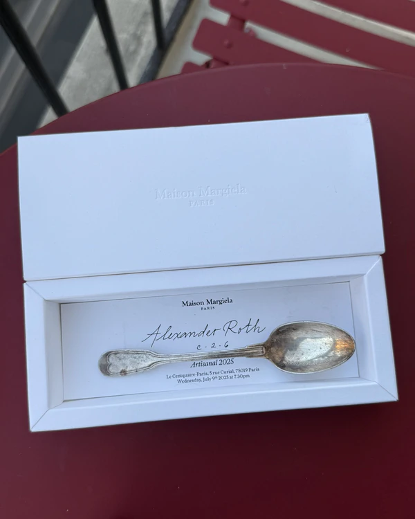 30 Creative Fashion Show Invitations to Inspire Your Wedding Stationery