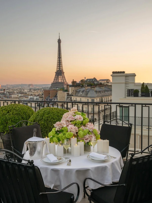 <a href="https://www.instagram.com/fsgeorgevparis/p/DWCFyhqDA7e/">Four Seasons Hotel George V</a>