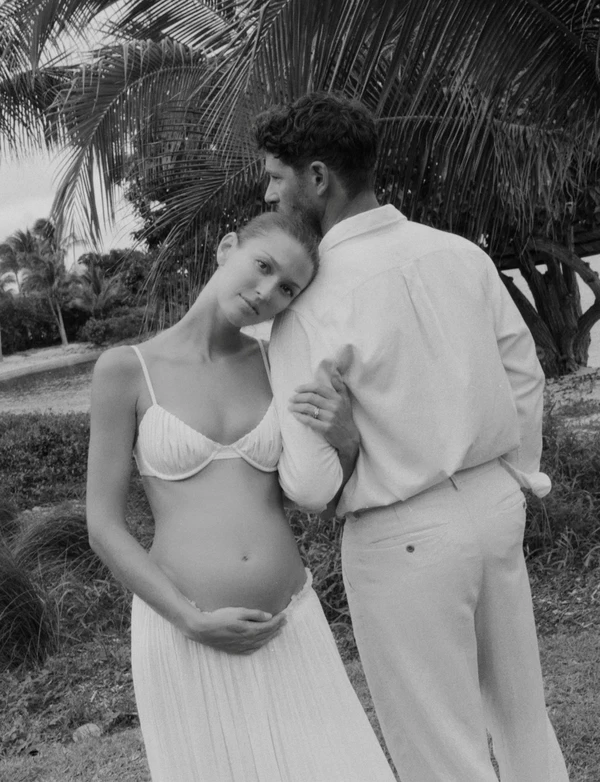 Influencer Danielle Copperman Sersoub Announces Pregnancy With Sweet Vacation Photos — photo 1
