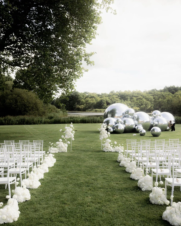 An Elegant Danish Castle Wedding with Contemporary Art Installations — photo 2