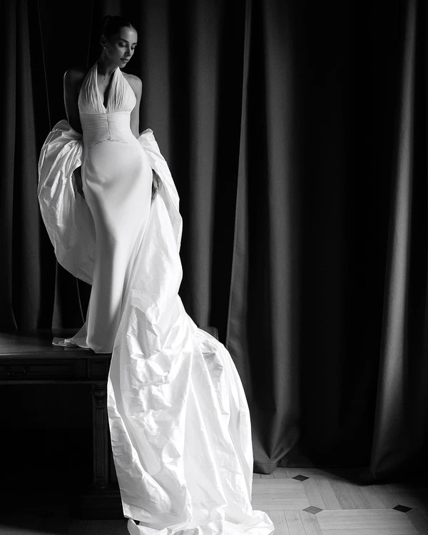 A Dreamlike Wedding with Enchanting Ballerinas & Art in a Historic Palace