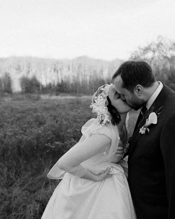 Photography: <a href="https://www.instagram.com/kindredweddings/p/DUDx9PjFZsx/">Kindred</a>