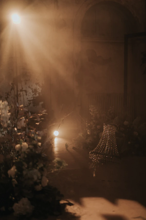 Christmas-Inspired Bridal Editorial in Antique Space — photo 12