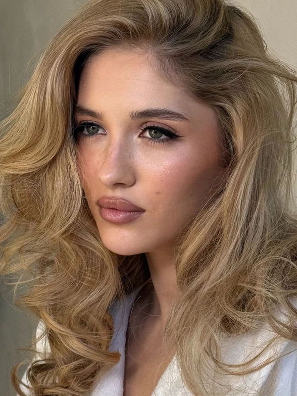 <a href="https://www.instagram.com/p/DWMxEmyDZTH/?img_index=1">Brooke Lilias</a>