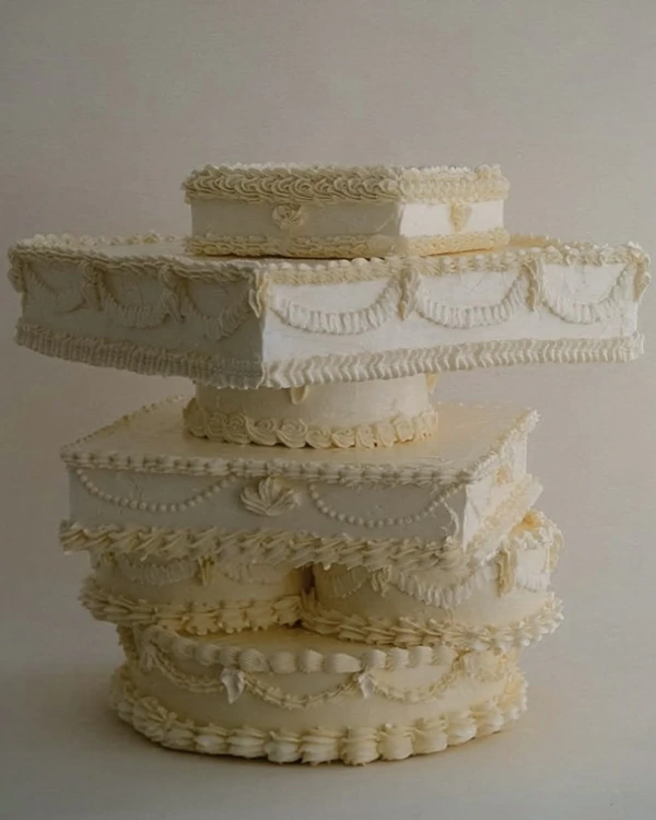 Trend: Stacked Wedding Cakes — photo 1