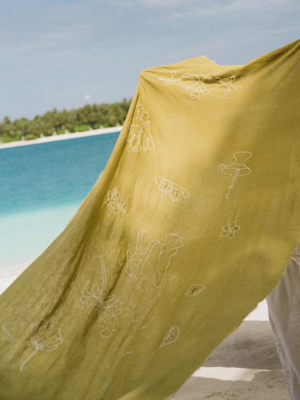 10,000 Lilies & Turquoise Waters Framed This Dreamy Beach Wedding in the Maldives