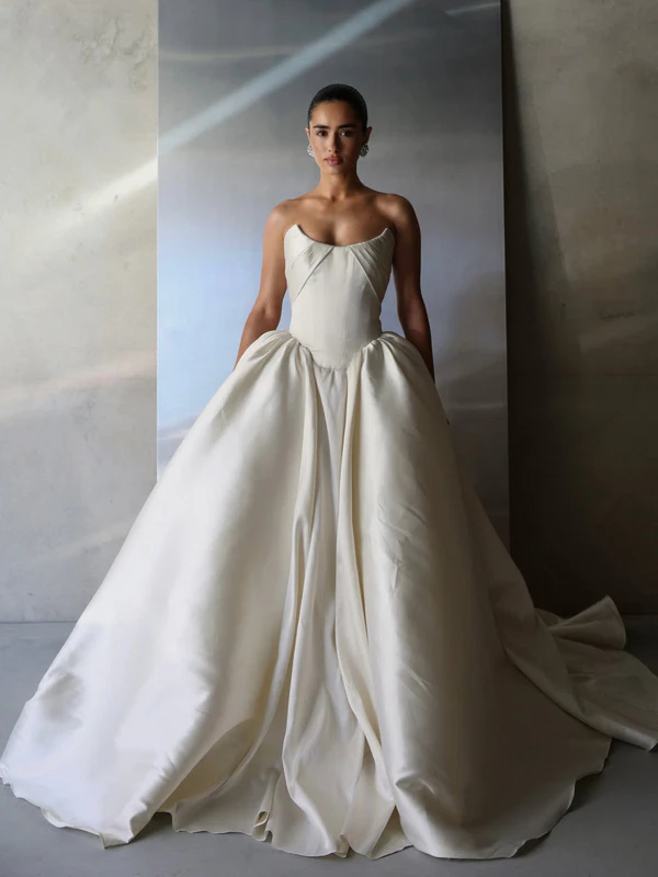 <a href="https://www.instagram.com/noyeliyahu.bridal/?hl=en">Noy Eliyahu</a> from <a href="https://www.instagram.com/spherebridalgallery/?hl=en">Sphere Bridal Gallery</a>