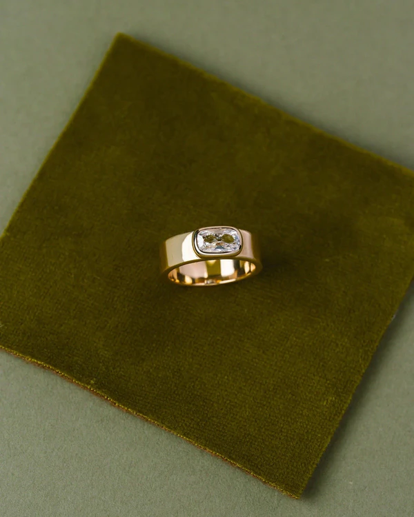 <a href="https://junerings.com/products/antique-cut-cushion-cigar-band-solitaire-oak?variant=43549256941616&_pos=8&_sid=bdc216fd0&_ss=r">June Rings</a>