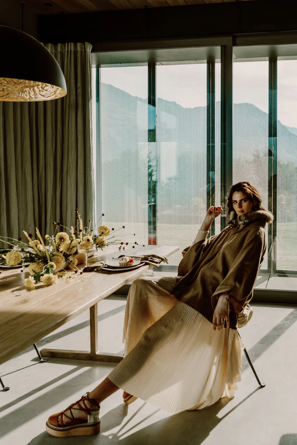Ascetic Interiors and Modern Floristics in the Lovers Elopement Editorial — photo 11