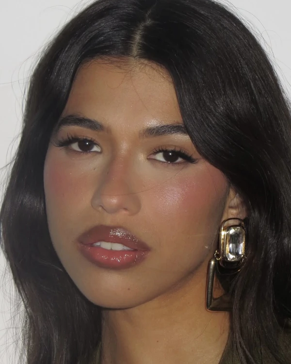 <a href="https://www.instagram.com/p/DVQsPXxDJB0/?img_index=1" target="_blank">Chloe Winter</a>