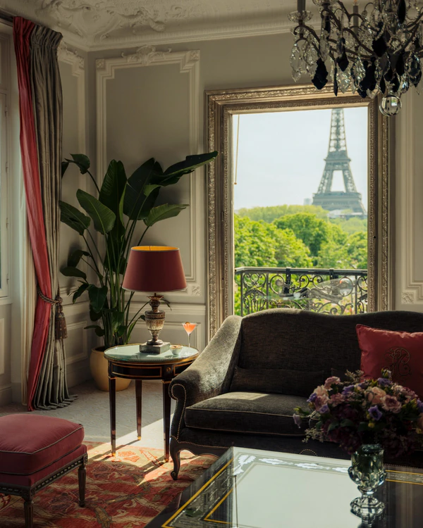 <a href="https://www.instagram.com/p/DZnFGrAjeSP/?img_index=1"><span>Hôtel Plaza Athénée</span></a>