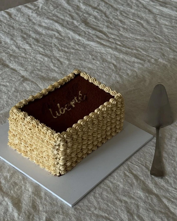 <a href="https://www.instagram.com/p/DRbt-QFEwIb/?img_index=1" target="_blank">G. Cakes</a>