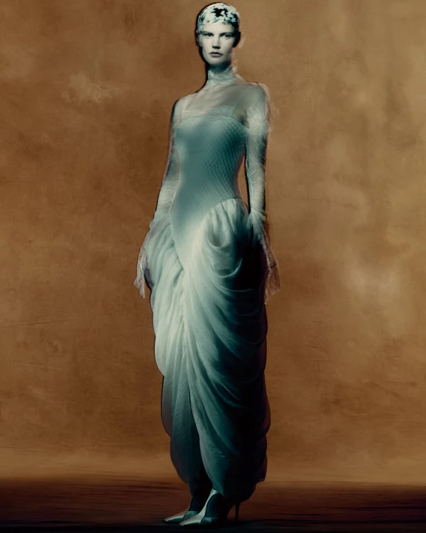 <a href="https://www.instagram.com/p/DW4UdxBjnB4/">Danielle Frankel</a>, Photography: <a href="https://www.instagram.com/roversi/">Paolo Roversi</a>