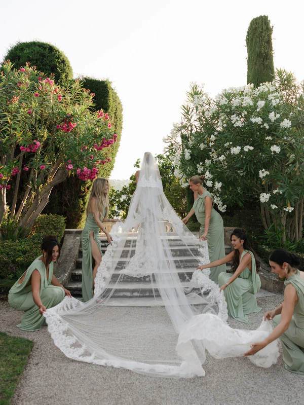 <a href="https://www.instagram.com/p/DaJAcX8lww7/?hl=en&amp;img_index=1">Leonie Hanne</a>, Photography: <a href="https://www.instagram.com/haute.weddings/">Haute Weddings</a>