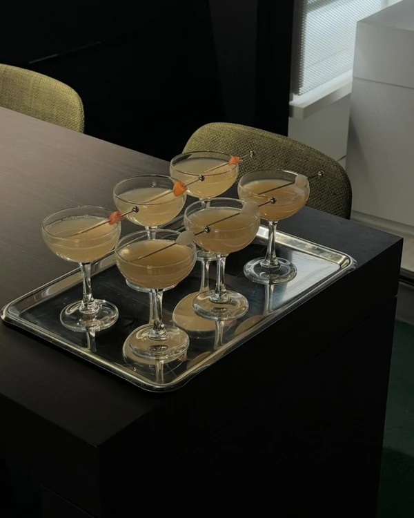 40 Trendy Ideas for Serving Your Wedding Cocktails
