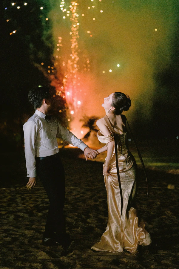 A Cinematic Beach Wedding in Vietnam with a Sunset Ceremony Framed by Dandelions