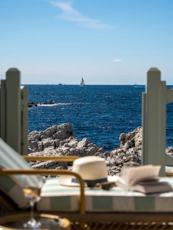 <a href="https://www.instagram.com/p/DPTcbRviBOh/?img_index=1">Hotel du Cap-Eden-Roc</a>