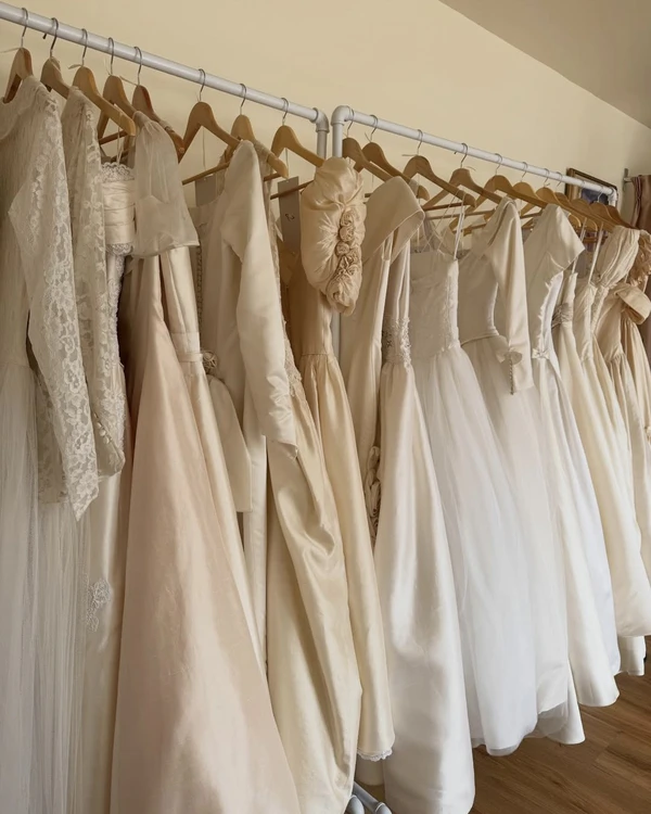 <a href="https://www.instagram.com/p/DQSNThpkoEa/?img_index=1" target="_blank">Saturn Bridal</a>