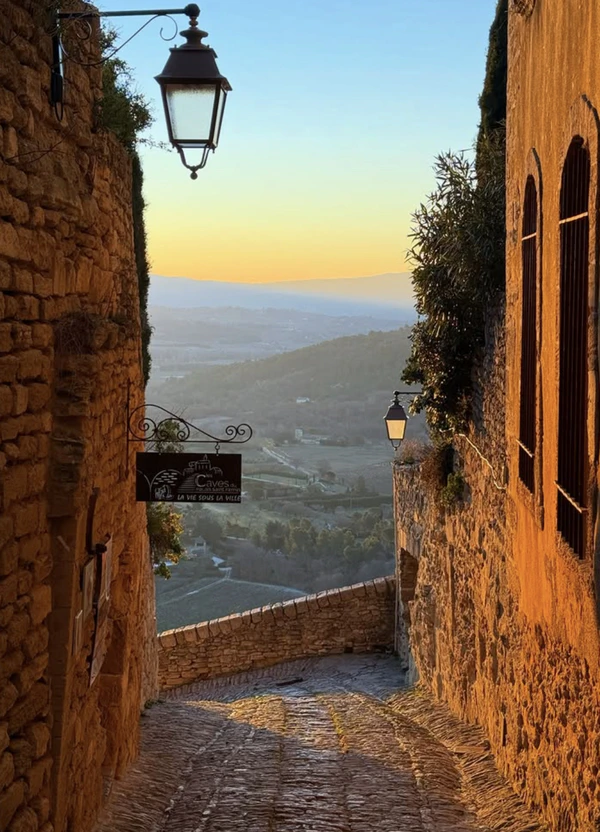 Gordes, Content: <a href="https://www.instagram.com/p/DTmpEOiCLvd/">Le Baptistine de Gordes</a>